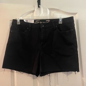 NWT Set of 2 Plus Size 16 5 inch seam shorts. Seven and Gap